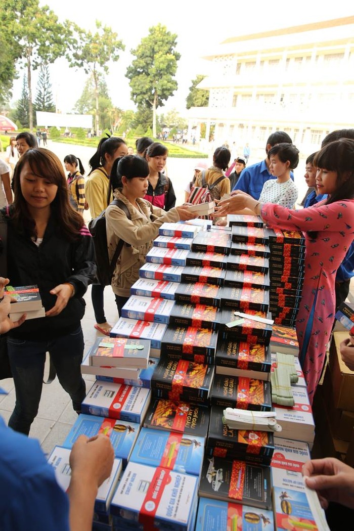Hành trình vì Khát vọng Việt tặng sách Quốc gia khởi nghiệp và Nghĩ giàu làm giàu cho sinh viên Tây Nguyên.